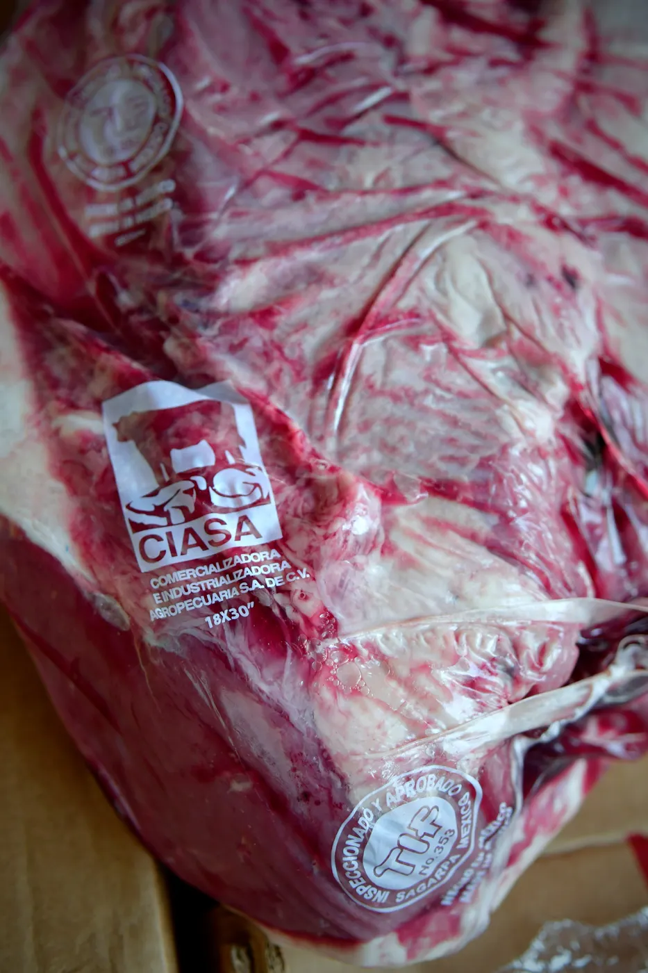 Carne empaquetada, lista para venta en carnicería